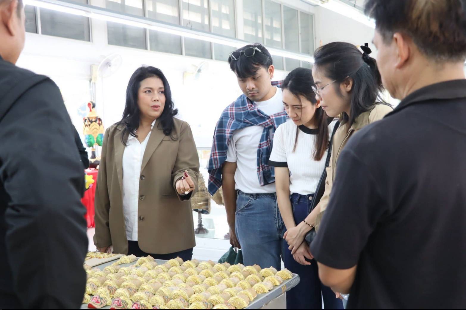 title - ผอ.ศพส. ให้การต้อนรับ คณะนักศึกษาโครงการรัฐประศาสนศาสตรมหาบัณฑิต รุ่นที่ 18 มหาวิทยาลัยรามคำแหง เข้าเยี่ยมชมแผนกฝึกอบรมทั้ง 12 แผนก และพื้นที่ภายในศูนย์ส่งเสริมและพัฒนาอาชีพเสริมนอกภาคการเกษตร